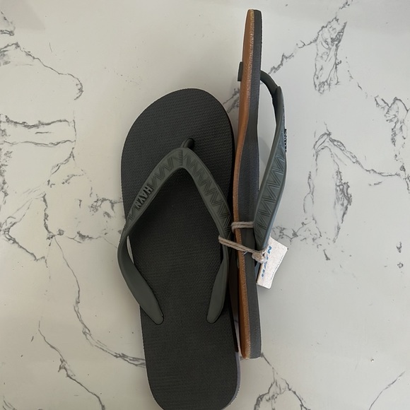 NWT. Hayn men’s flip flop. Color gray. - Picture 3 of 3